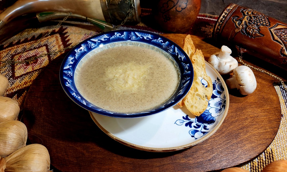 სოკოს კრემ სუპი at Tbilisuri Ezo Georgian restaurant in Tbilisi }}