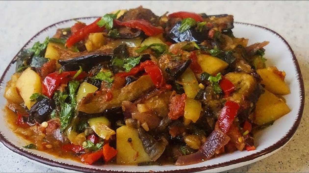 Аджапсандал at Tbilisuri Ezo Georgian restaurant in Tbilisi }}