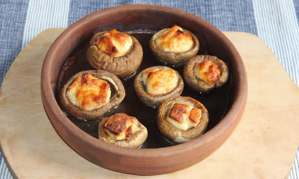 Грибы на кетци с сулугуни at Tbilisuri Ezo Georgian restaurant in Tbilisi }}