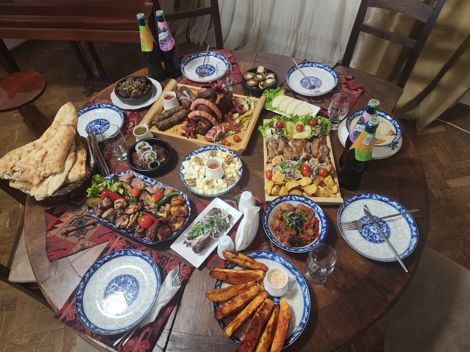 ეკონომ-მენიუ 11-15 პერსონაზე at Tbilisuri Ezo Georgian restaurant in Tbilisi }}